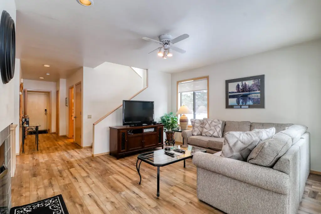 Golf course-view townhome with private hot tub & SHARC access
