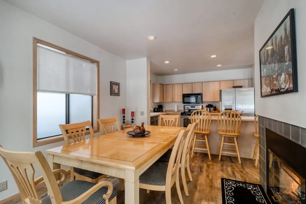 Golf course-view townhome with private hot tub & SHARC access
