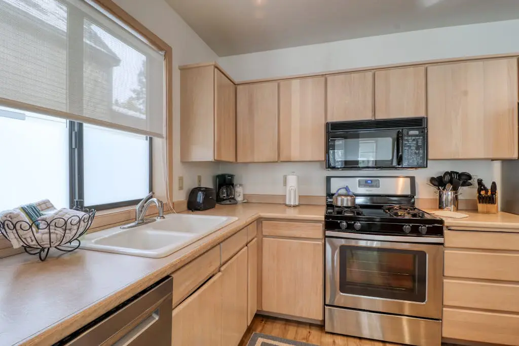 Golf course-view townhome with private hot tub & SHARC access