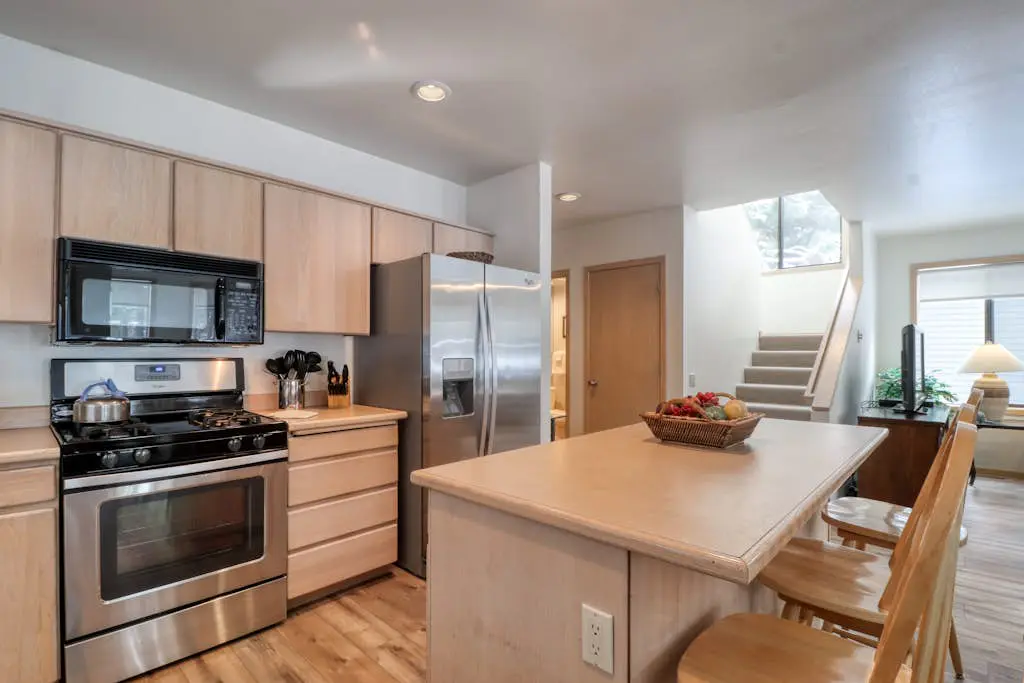 Golf course-view townhome with private hot tub & SHARC access