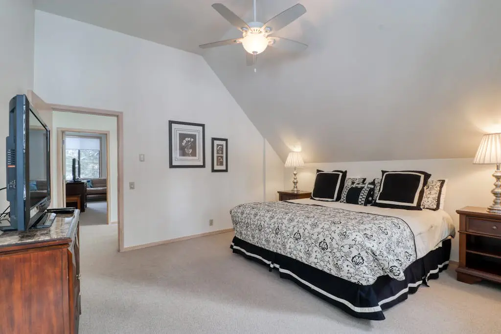 Golf course-view townhome with private hot tub & SHARC access
