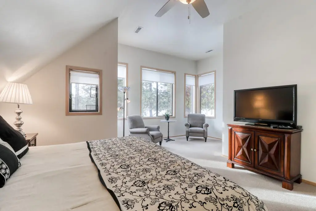 Golf course-view townhome with private hot tub & SHARC access