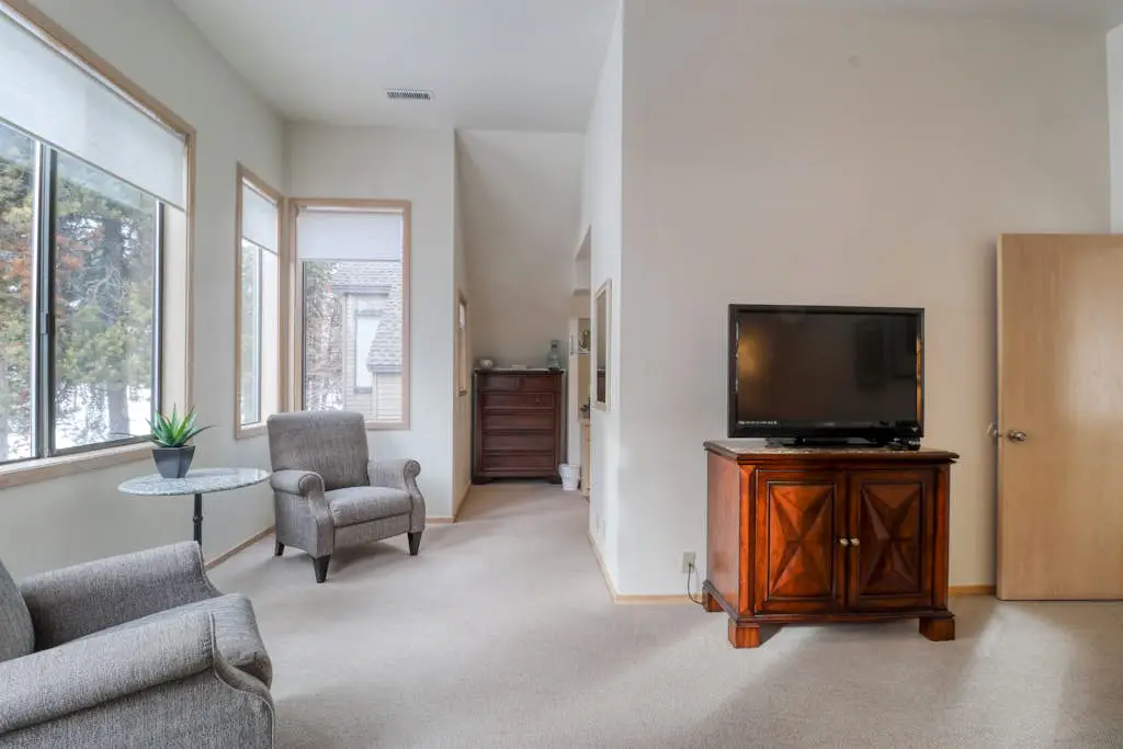 Golf course-view townhome with private hot tub & SHARC access