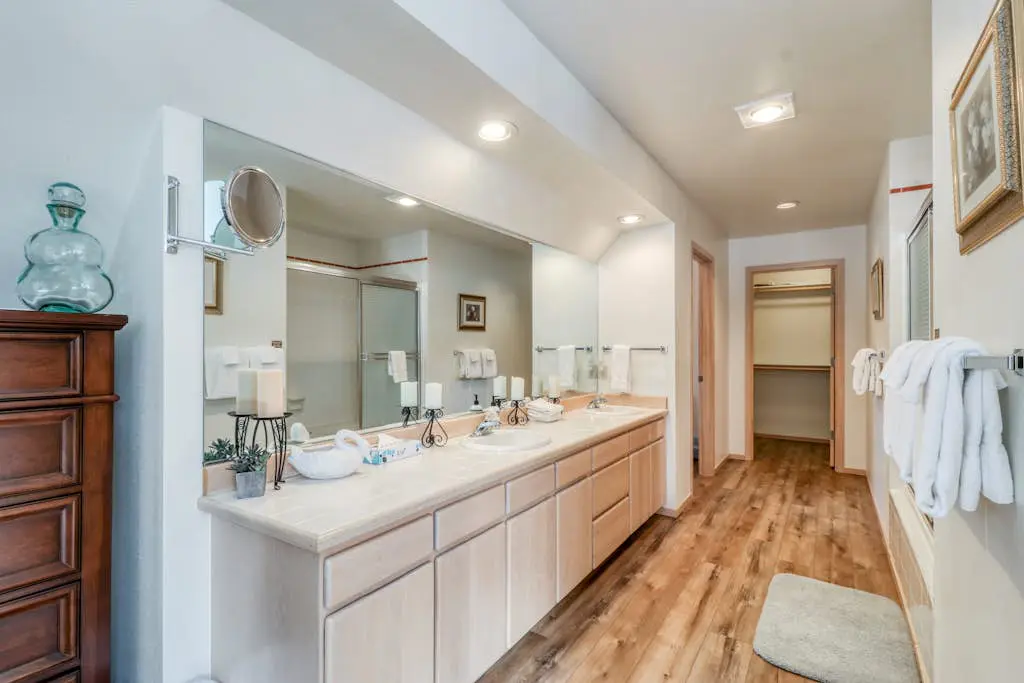 Golf course-view townhome with private hot tub & SHARC access