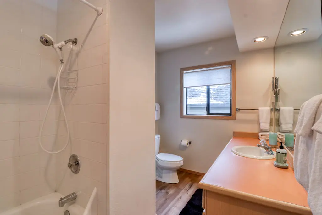 Golf course-view townhome with private hot tub & SHARC access