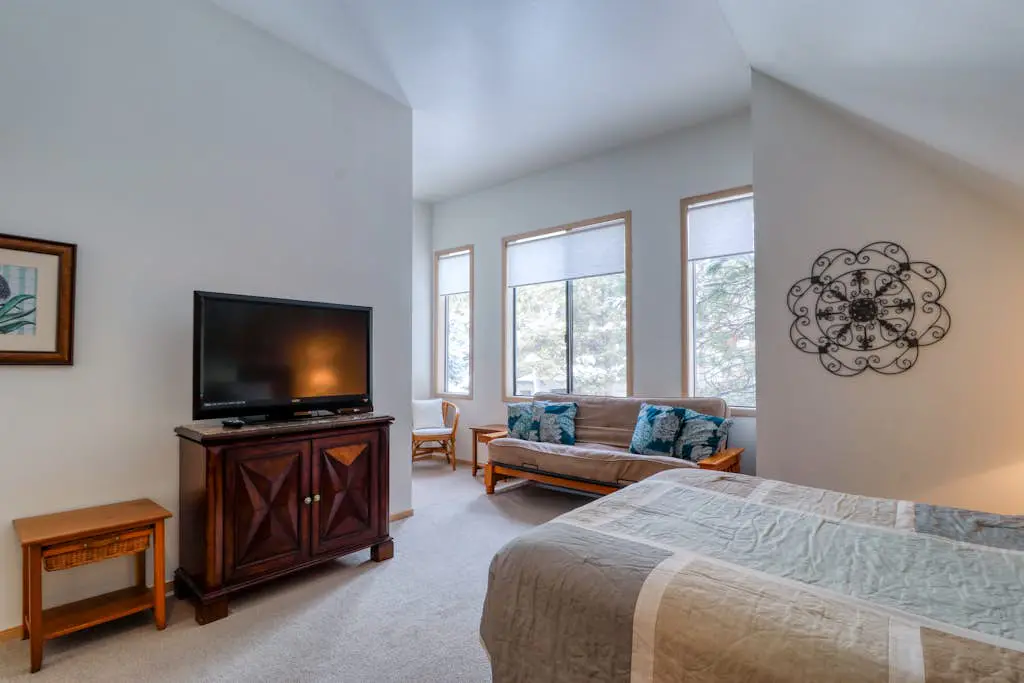 Golf course-view townhome with private hot tub & SHARC access