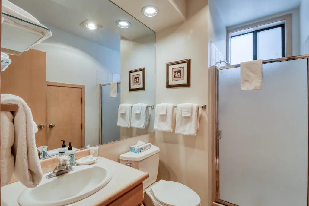 Golf course-view townhome with private hot tub & SHARC access