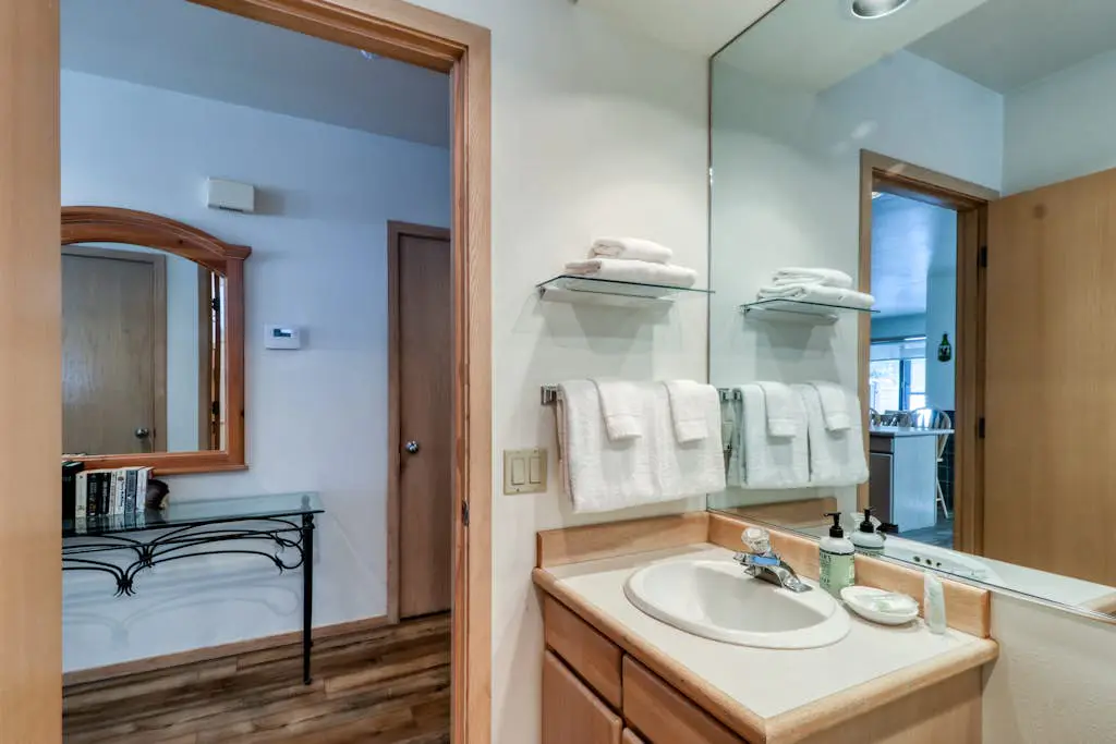 Golf course-view townhome with private hot tub & SHARC access