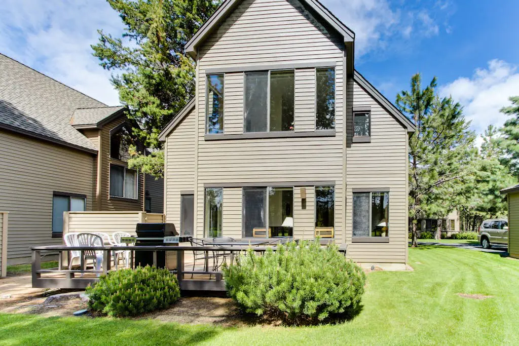 Golf course-view townhome with private hot tub & SHARC access