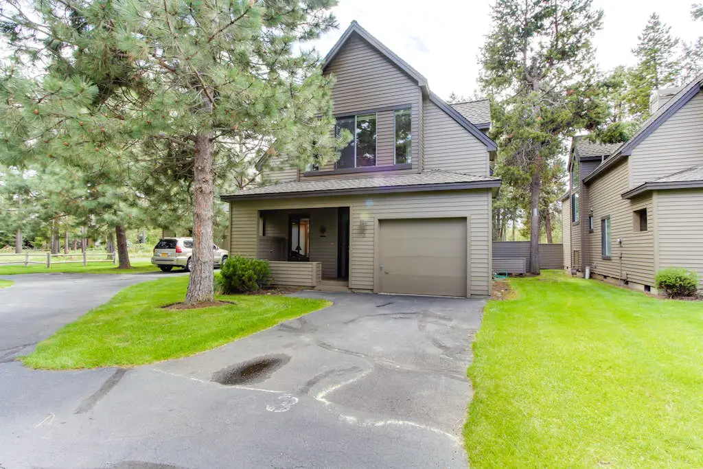 Golf course-view townhome with private hot tub & SHARC access