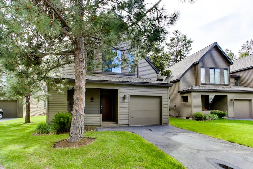 Golf course-view townhome with private hot tub & SHARC access