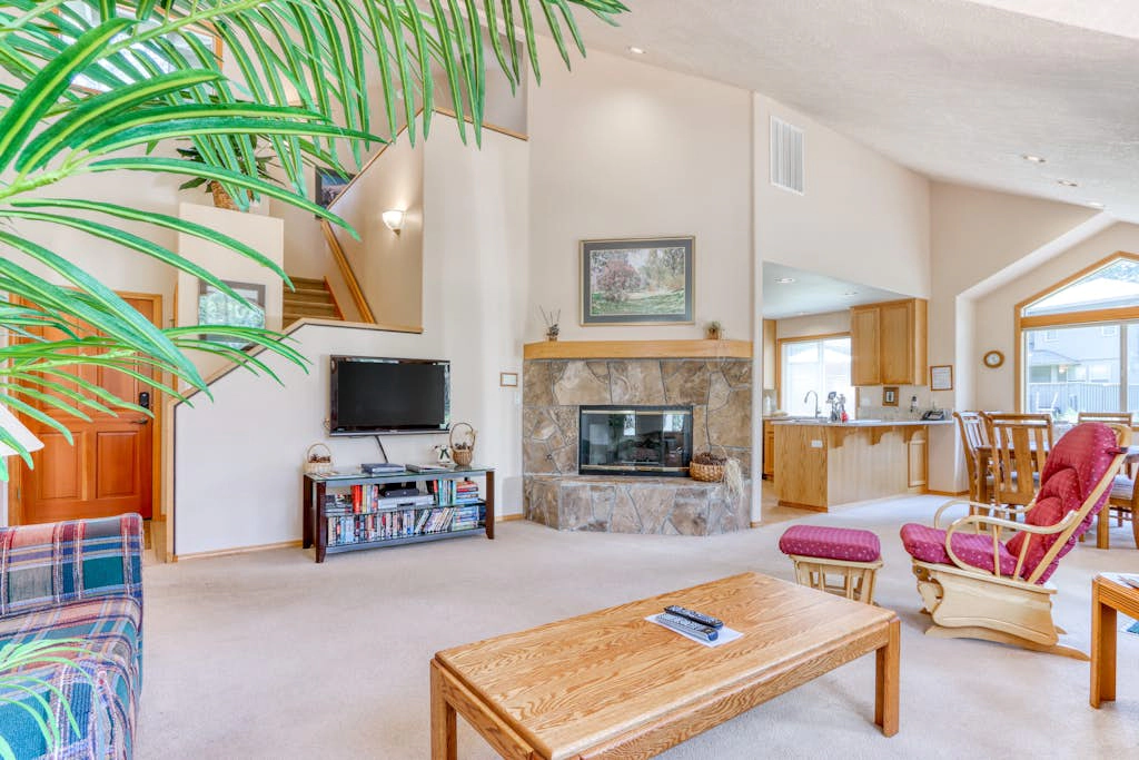 Large Sunriver Home in Quiet Neighborhood with Private Hot Tub & Free SHARC Access
