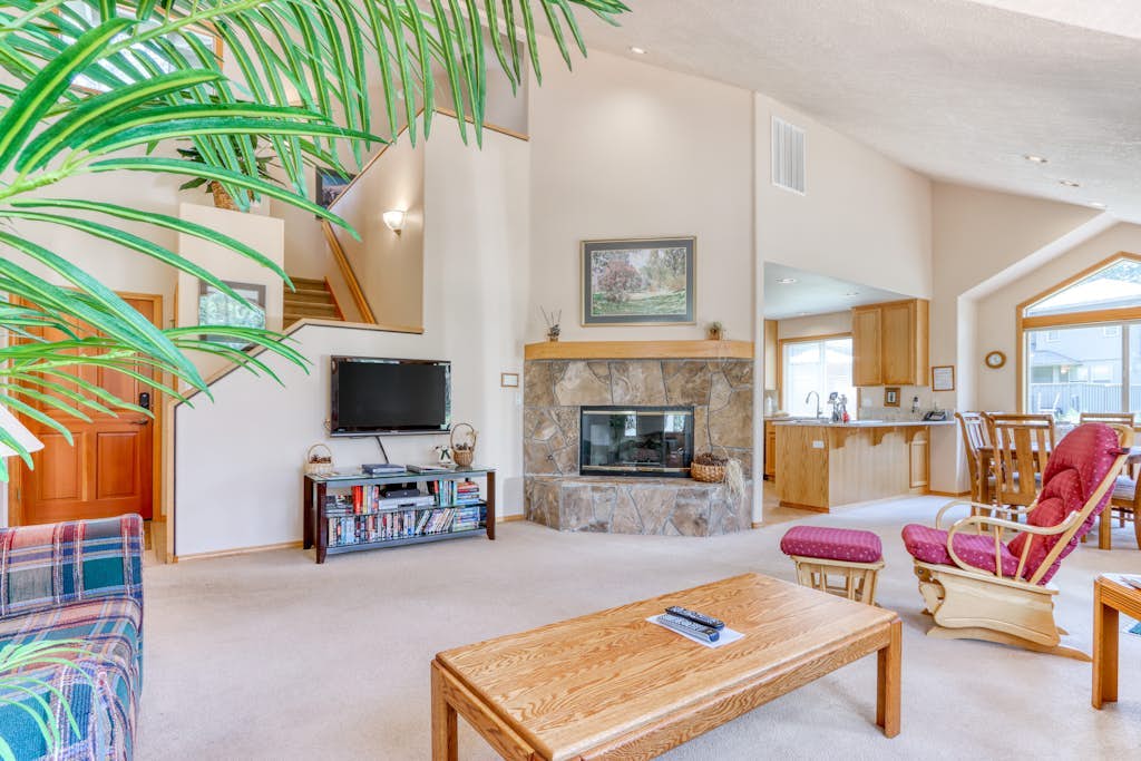 Large Sunriver Home in Quiet Neighborhood with Private Hot Tub & Free SHARC Access