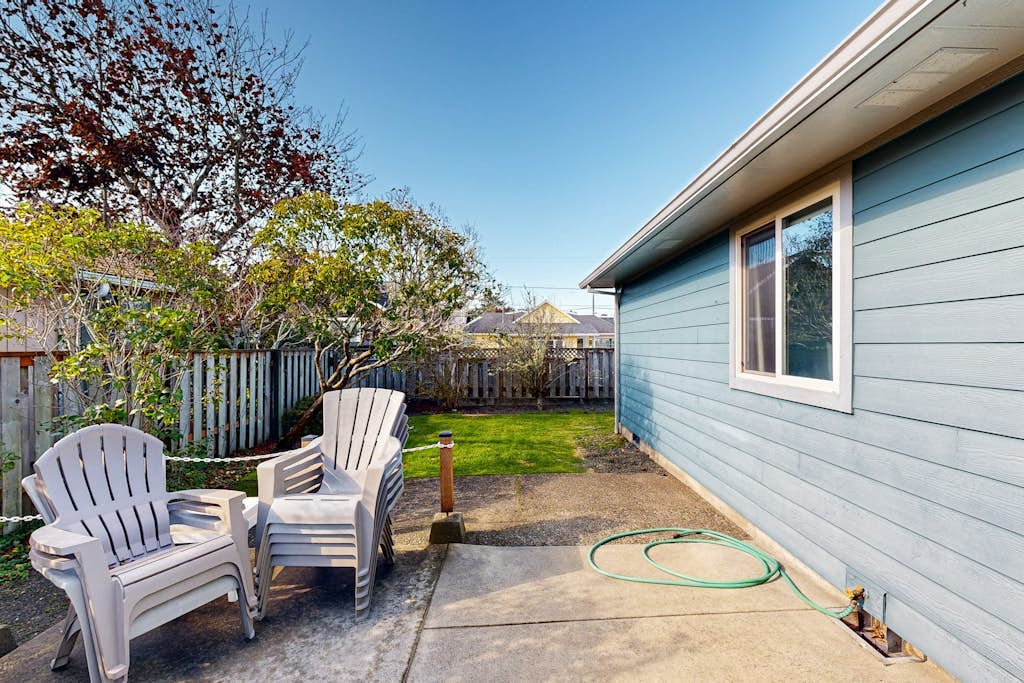 Beach getaway - sunny patio, modern kitchen, fast WiFi - walk to ocean, dogs ok