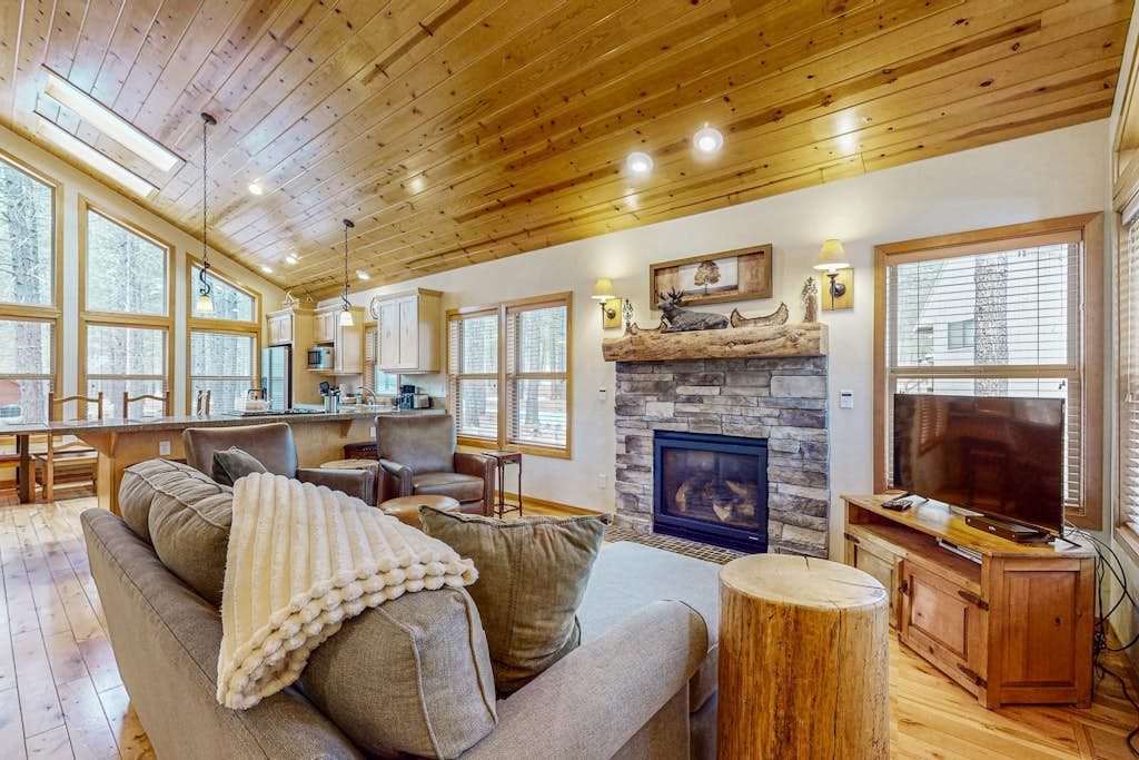 Sunriver home with private hot tub, SHARC passes for pools