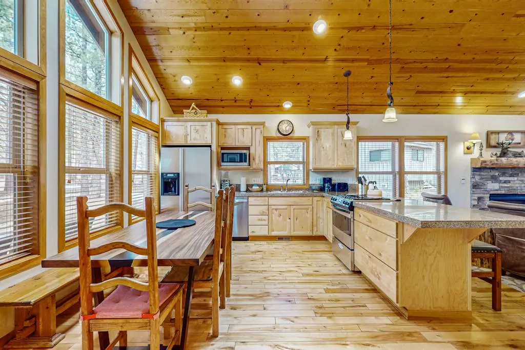 Sunriver home with private hot tub, SHARC passes for pools