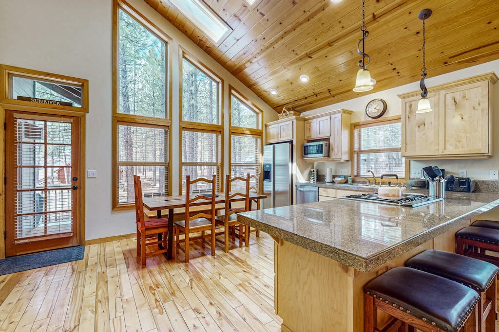 Sunriver home with private hot tub, SHARC passes for pools