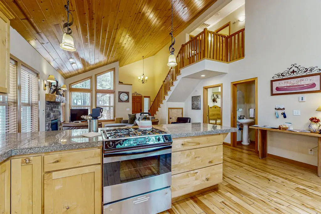 Sunriver home with private hot tub, SHARC passes for pools