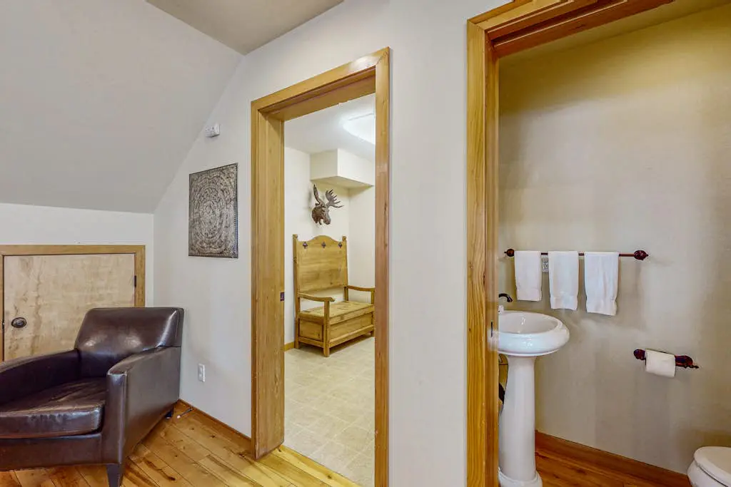 Sunriver home with private hot tub, SHARC passes for pools