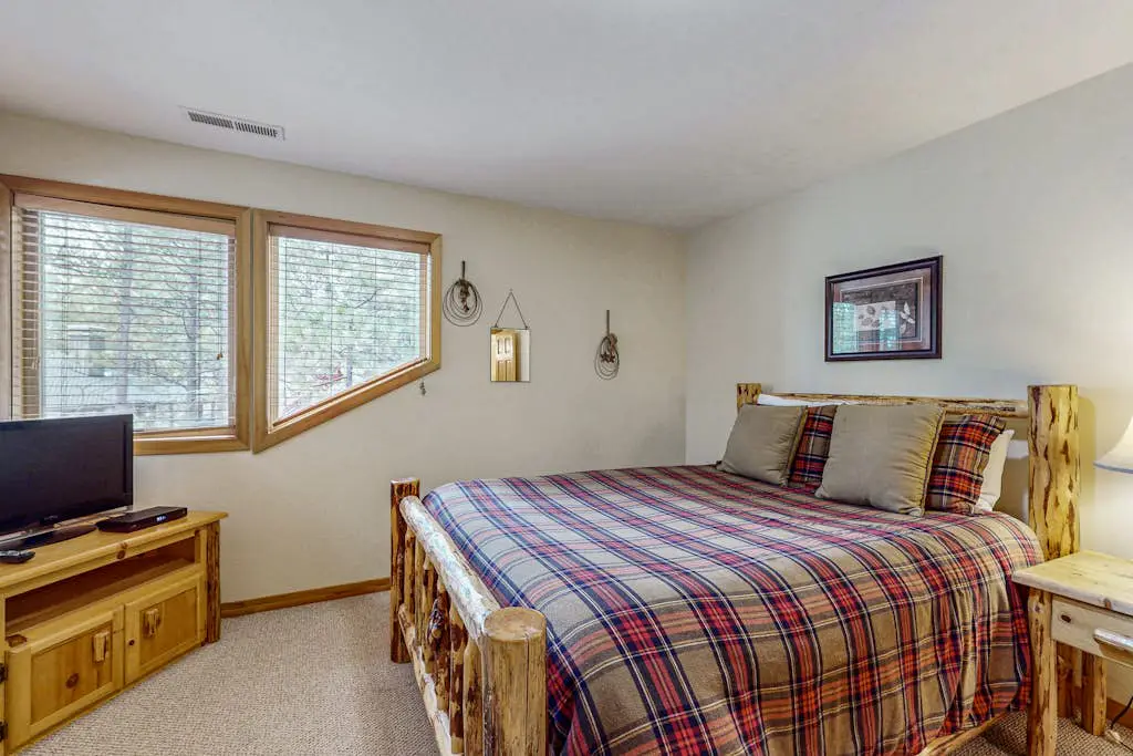 Sunriver home with private hot tub, SHARC passes for pools
