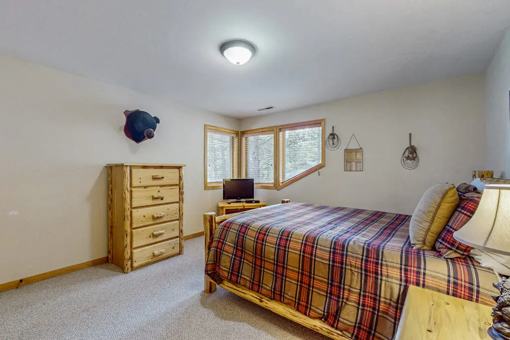 Sunriver home with private hot tub, SHARC passes for pools