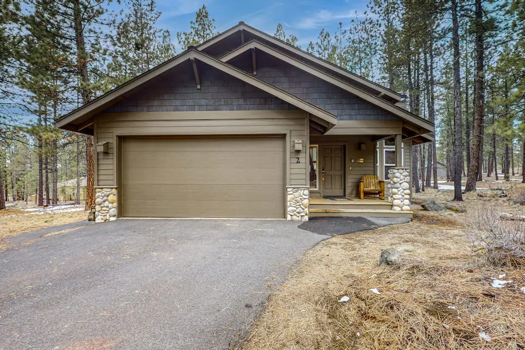 Sunriver home with private hot tub, SHARC passes for pools