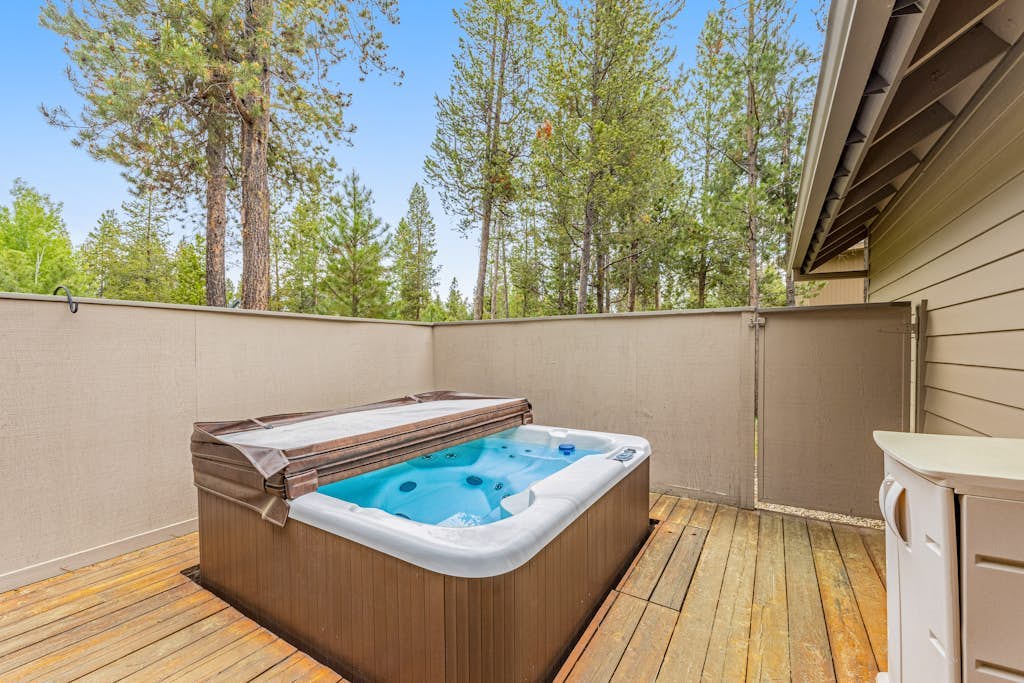 Soothing home with hot tub, pool, tennis court, gas grill, deck, & full kitchen