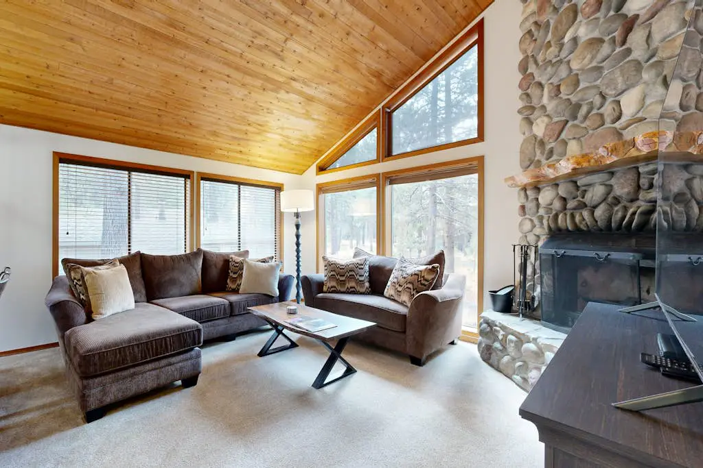 Charming home with fireplace, hot tub, WiFi, SHARC access, bikes