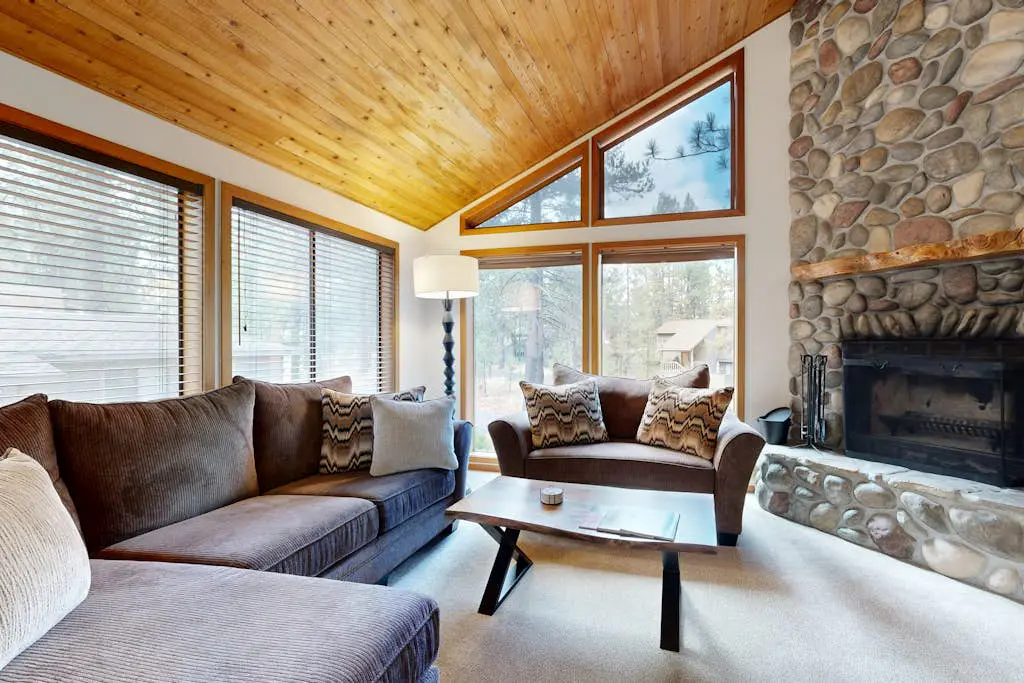 Charming home with fireplace, hot tub, WiFi, SHARC access, bikes