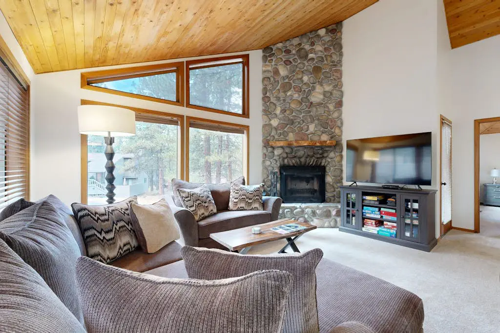 Charming home with fireplace, hot tub, WiFi, SHARC access, bikes