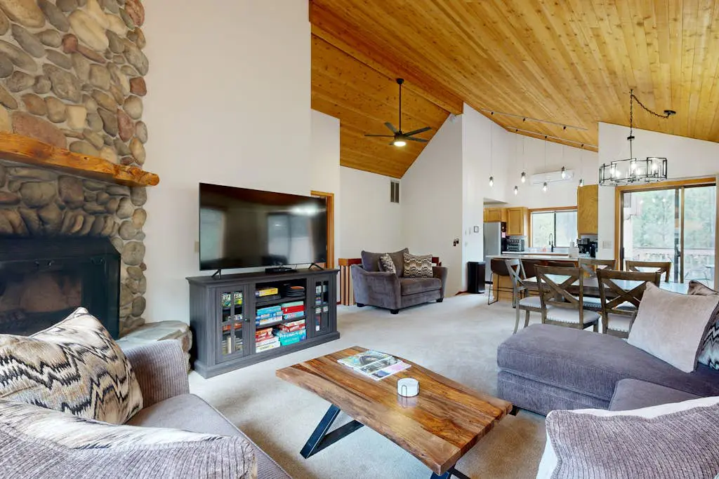 Charming home with fireplace, hot tub, WiFi, SHARC access, bikes
