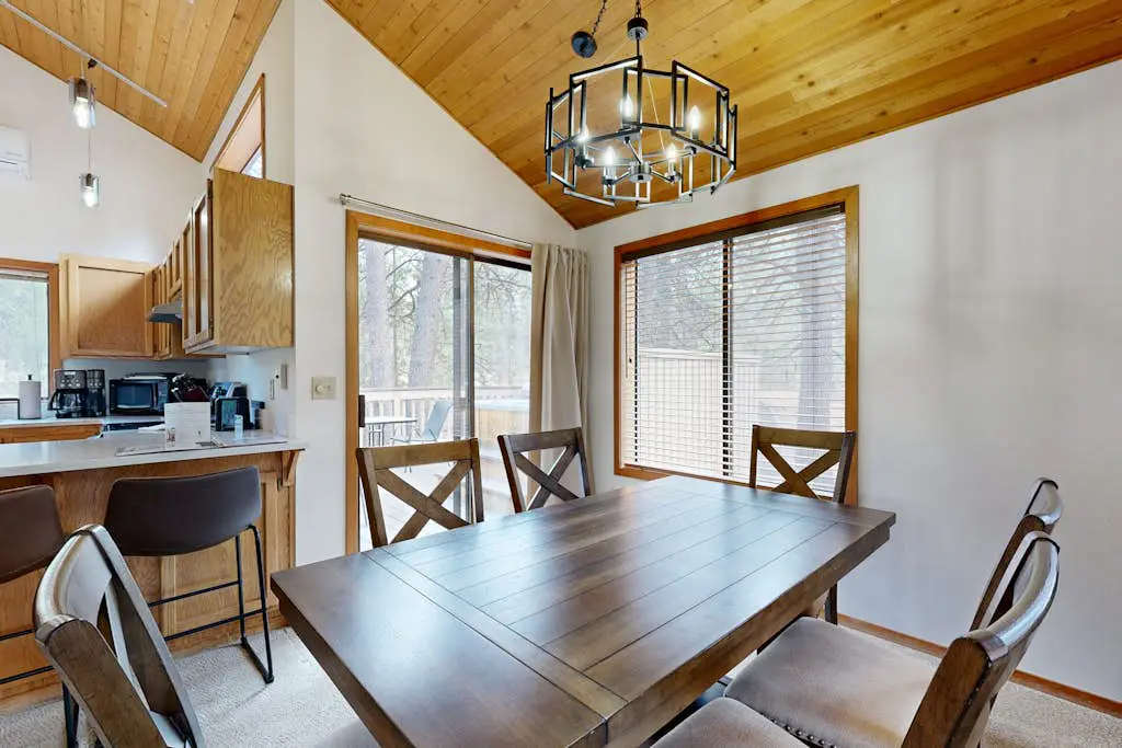 Charming home with fireplace, hot tub, WiFi, SHARC access, bikes
