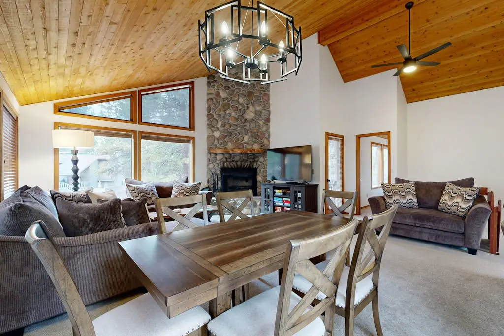 Charming home with fireplace, hot tub, WiFi, SHARC access, bikes