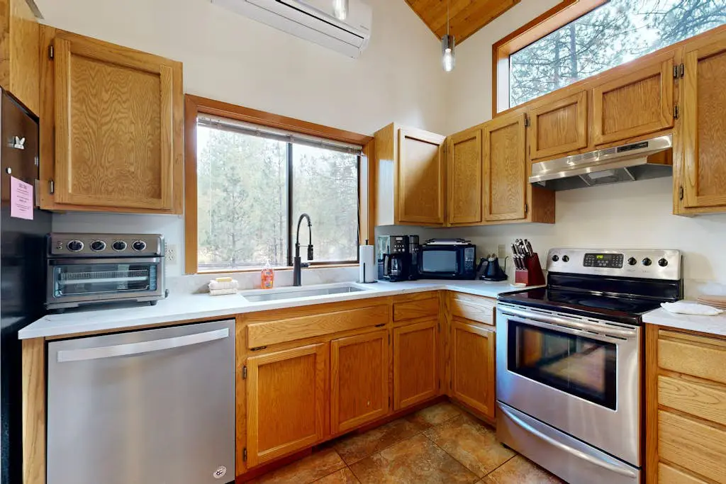 Charming home with fireplace, hot tub, WiFi, SHARC access, bikes