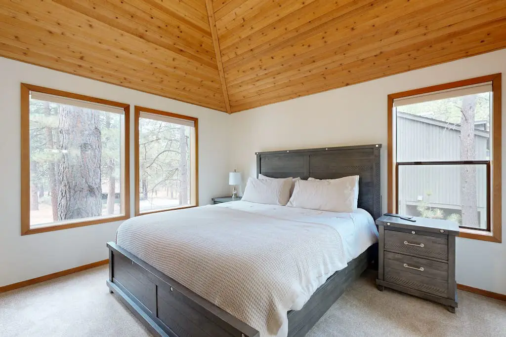 Charming home with fireplace, hot tub, WiFi, SHARC access, bikes