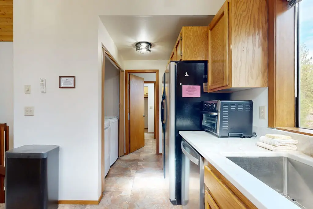 Charming home with fireplace, hot tub, WiFi, SHARC access, bikes