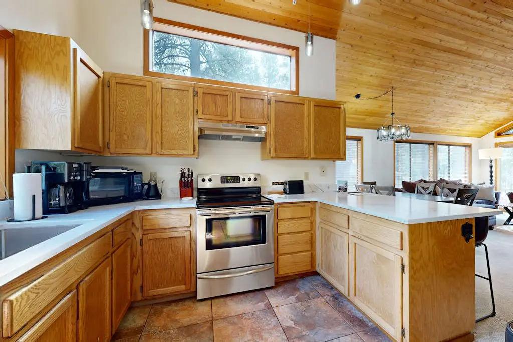 Charming home with fireplace, hot tub, WiFi, SHARC access, bikes