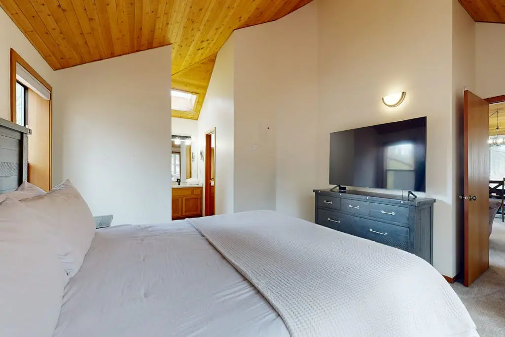 Charming home with fireplace, hot tub, WiFi, SHARC access, bikes