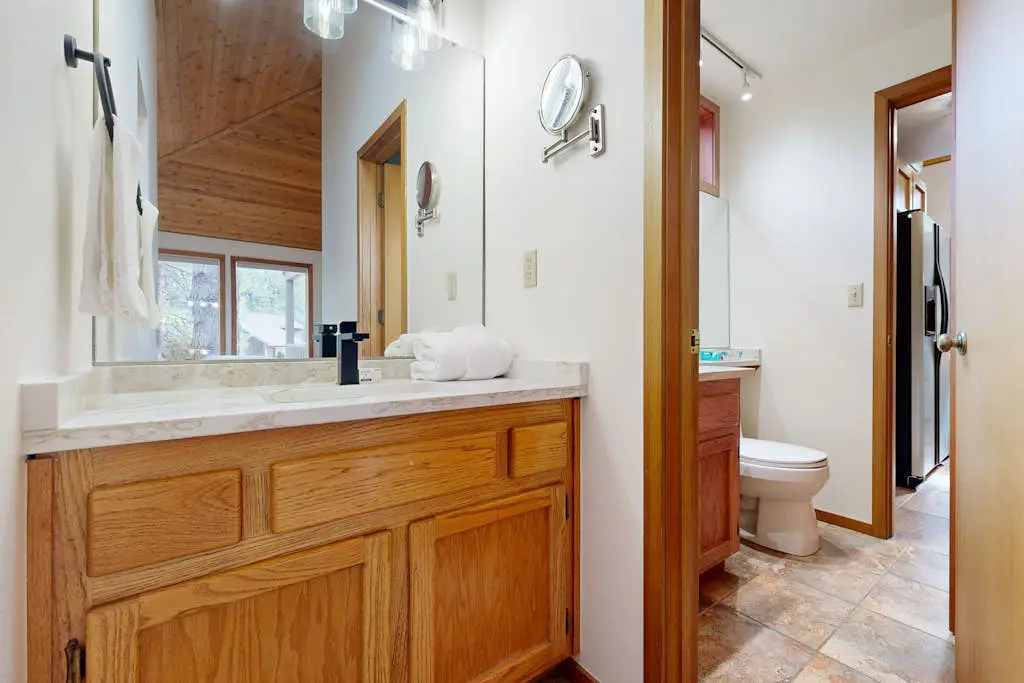 Charming home with fireplace, hot tub, WiFi, SHARC access, bikes
