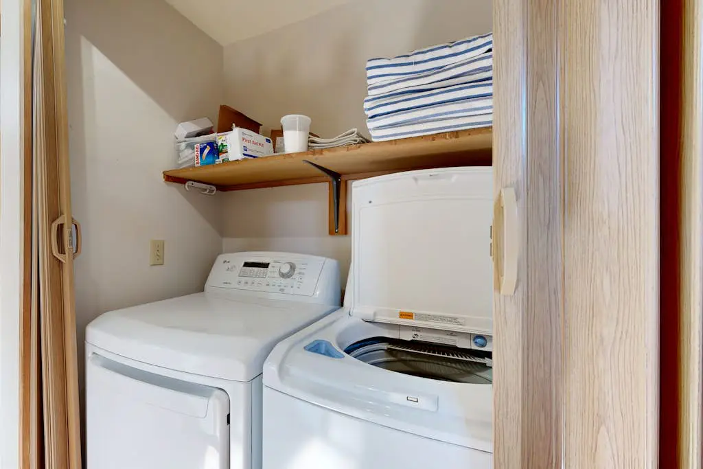 Charming home with fireplace, hot tub, WiFi, SHARC access, bikes