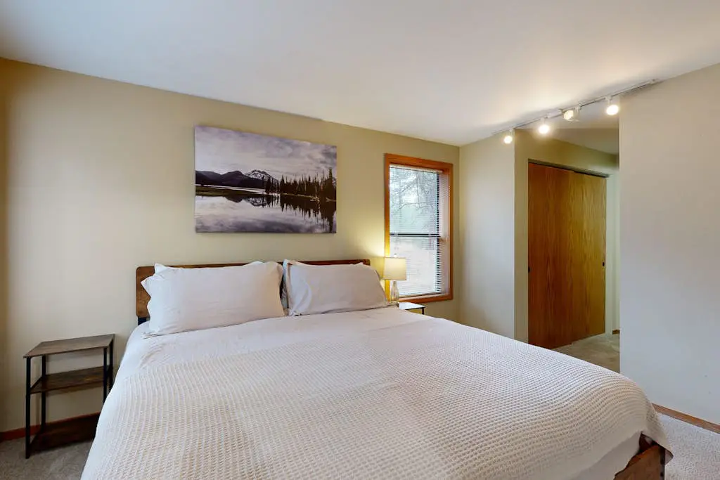 Charming home with fireplace, hot tub, WiFi, SHARC access, bikes