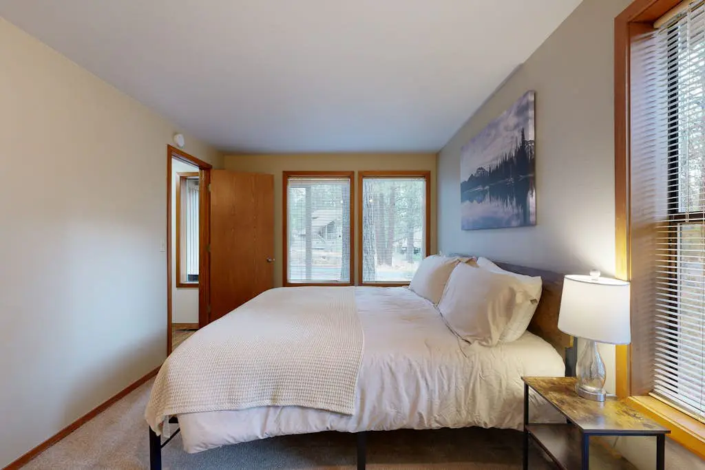Charming home with fireplace, hot tub, WiFi, SHARC access, bikes