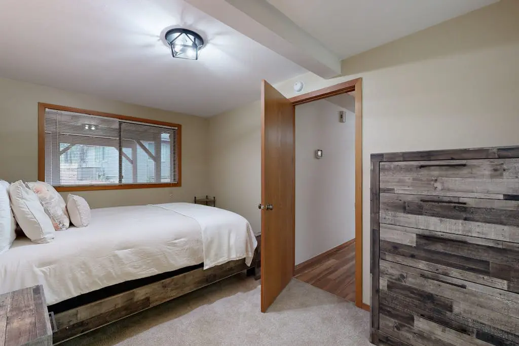 Charming home with fireplace, hot tub, WiFi, SHARC access, bikes