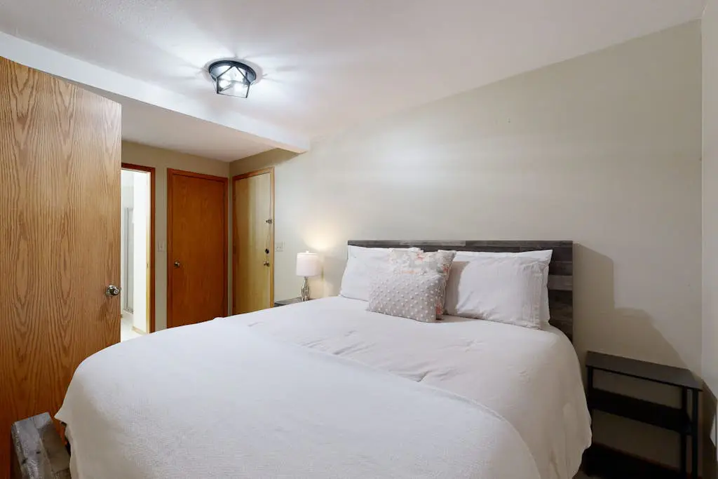 Charming home with fireplace, hot tub, WiFi, SHARC access, bikes