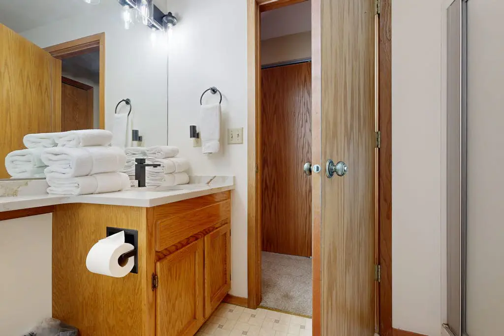 Charming home with fireplace, hot tub, WiFi, SHARC access, bikes