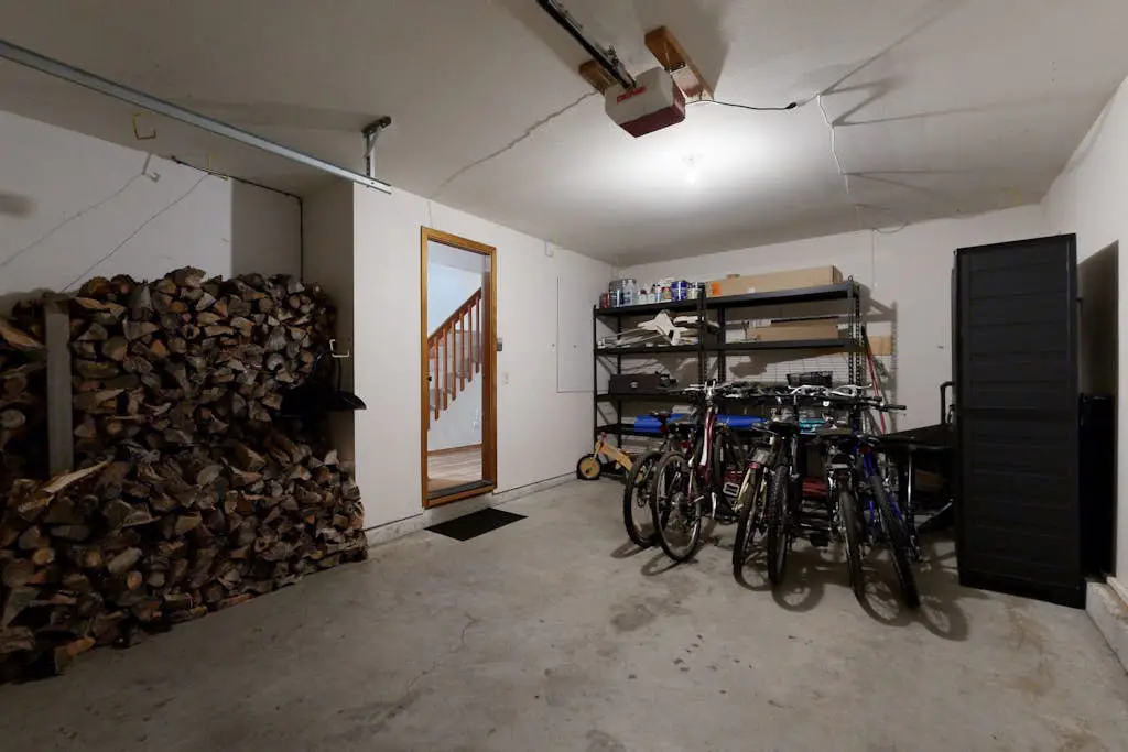 Charming home with fireplace, hot tub, WiFi, SHARC access, bikes