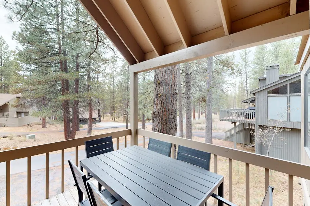Charming home with fireplace, hot tub, WiFi, SHARC access, bikes