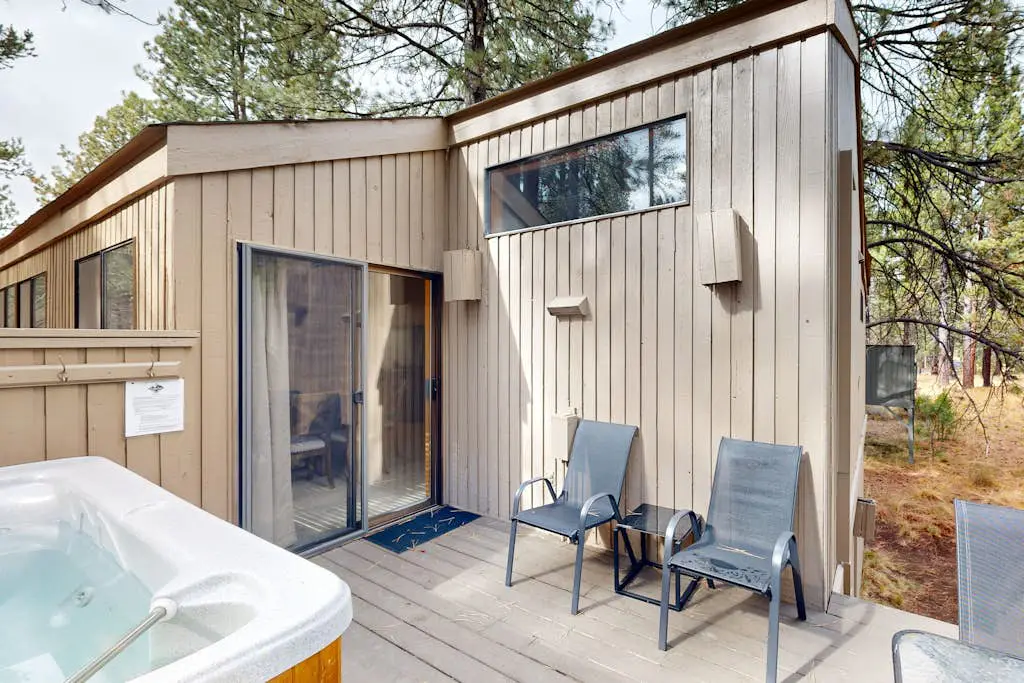 Charming home with fireplace, hot tub, WiFi, SHARC access, bikes