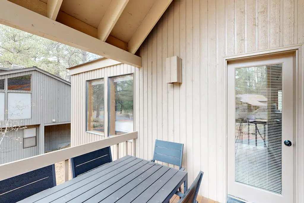 Charming home with fireplace, hot tub, WiFi, SHARC access, bikes