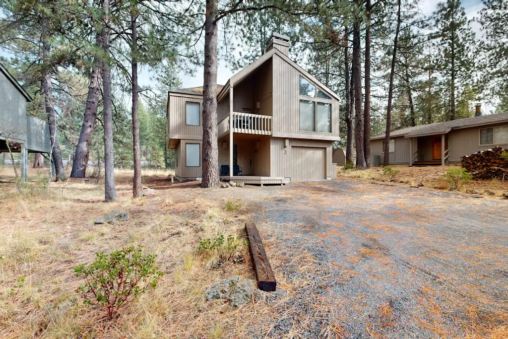 Charming home with fireplace, hot tub, WiFi, SHARC access, bikes